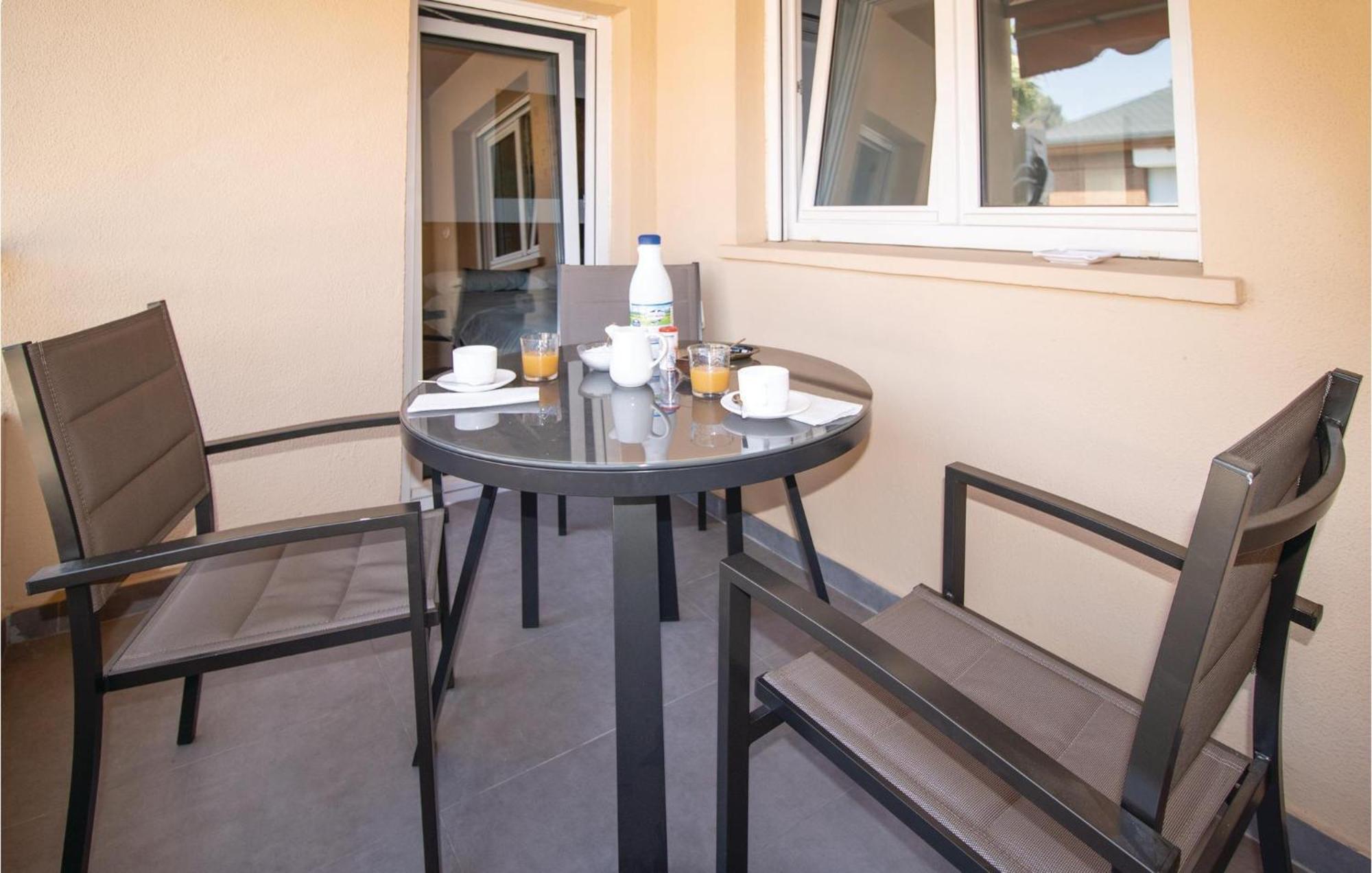 4 Bedroom Stunning Apartment In Malaga Exterior photo